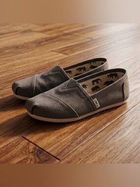 TOMS Women’s Grey Canvas Slip-On Shoes 7.5 Modern Utility Cottagecore Gorpcore